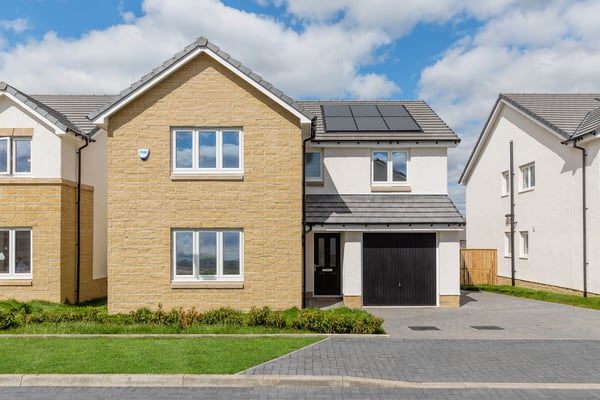 4 bedroom detached with French doors to the rear garden - Image 1