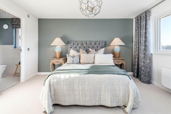 4 bedroom detached with French doors to the rear garden - Image 1