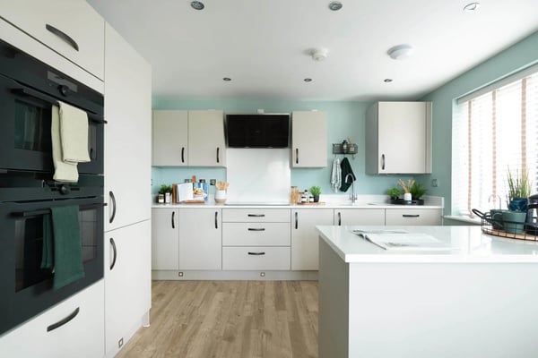 4 bedroom detached with show home upgrades - Image 1