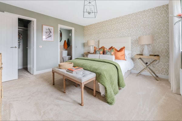 4 bedroom detached with driveway - Image 1