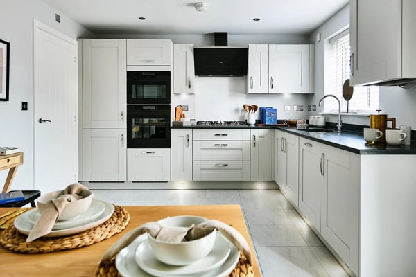 4 bedroom detached with west facing garden - Image 1