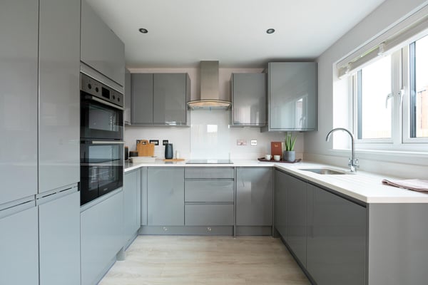 3 bedroom detached with double length driveway - Image 1