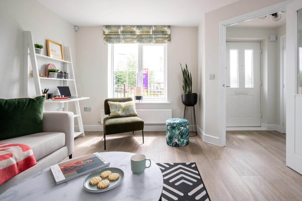 3 bedroom end terrace with private road location - Image 1