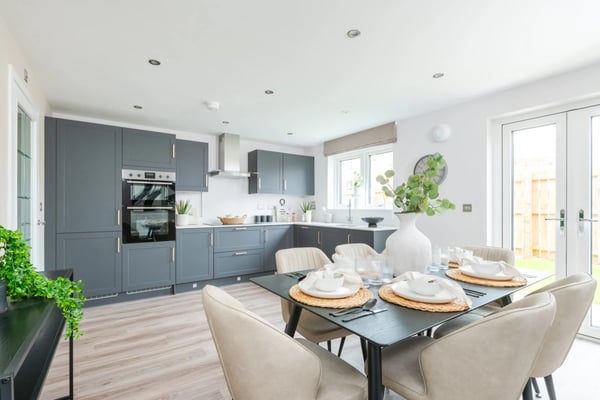 3 bedroom end terrace with upgraded kitchen & flooring - Image 1