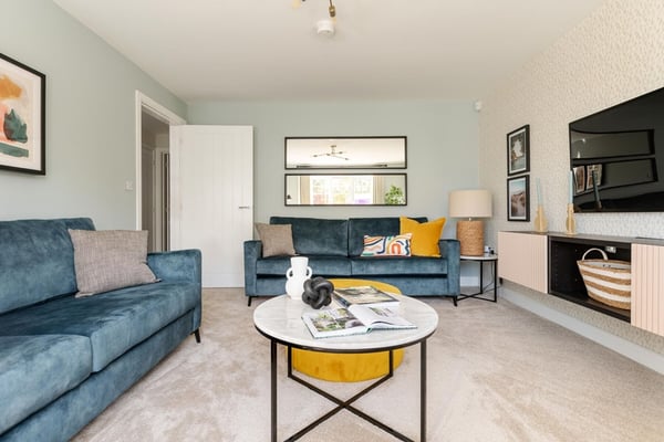 2 bedroom end terrace with side by side parking - Image 3