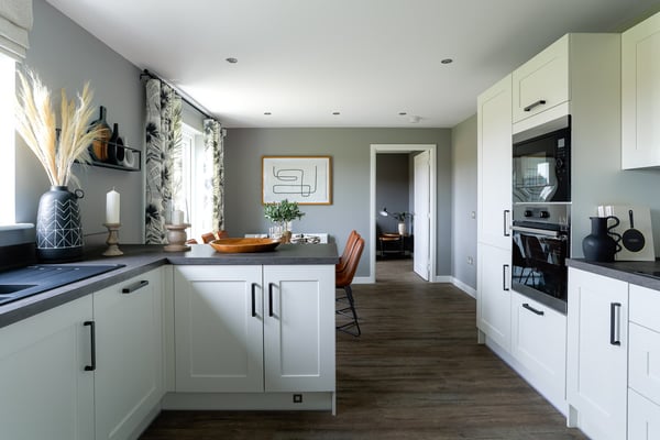 5 bedroom detached with an integrated garage - Image 1