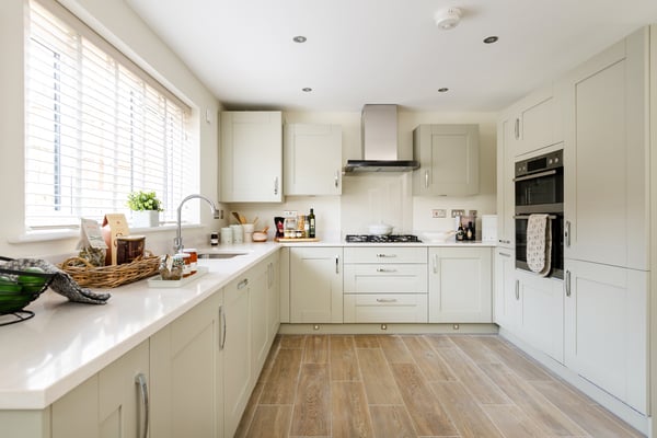 4 bedroom detached with south-facing garden - Image 1