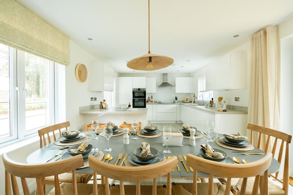 4 bedroom detached with south-facing garden - Image 1