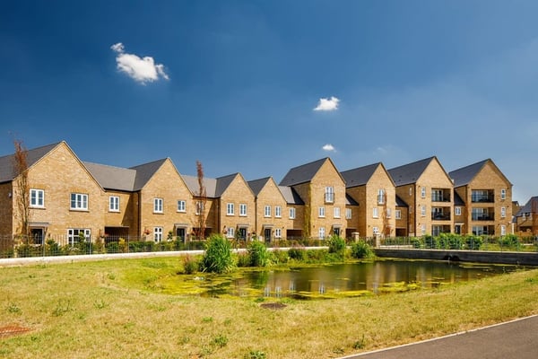 5 bedroom detached with garage and driveway parking - Image 2