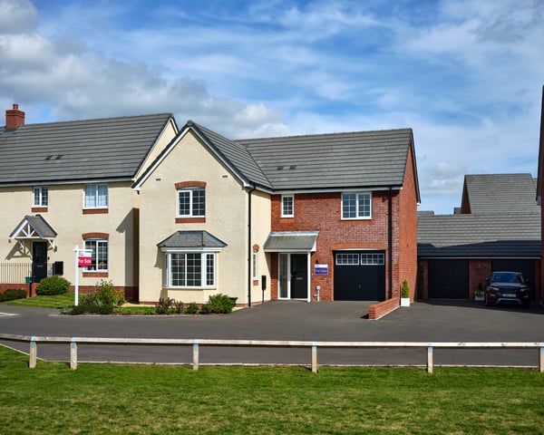 4 bedroom detached with side by side parking - Image 1