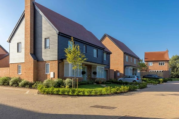 3 bedroom semi-detached with garage and study - Image 3