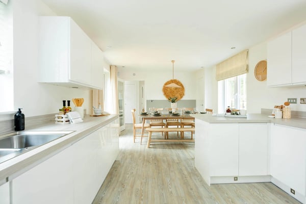 4 bedroom detached with west facing garden - Image 1