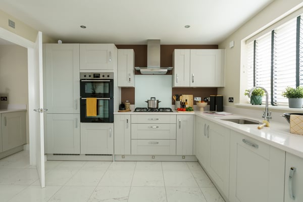 4 bedroom detached with a large, south facing rear garden - Image 1