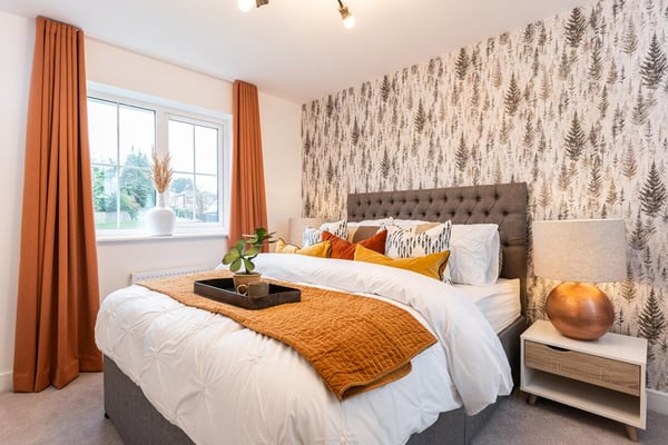 2 bedroom flat over garage with private parking - Image 2