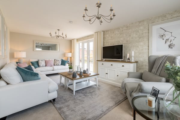 4 bedroom detached with a South facing garden - Image 1
