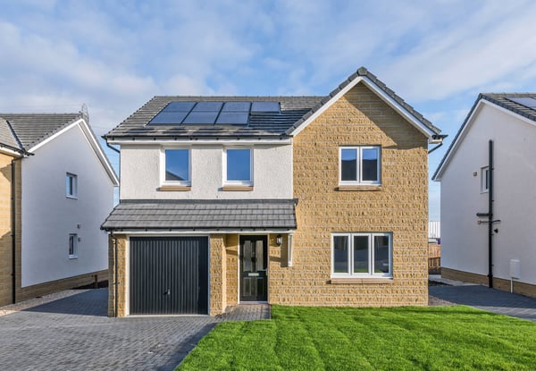 4 bedroom detached with two en-suites - Image 1