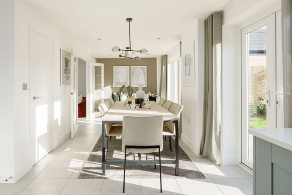 5 bedroom detached with large south facing garden - Image 1
