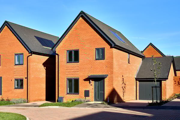 3 bedroom home with garage and parking space - Image 1