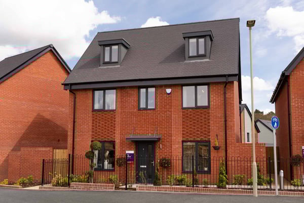 5 bedroom detached with all fixtures and fittings included - Image 1