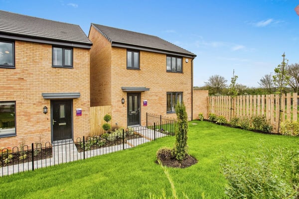4 bedroom detached with upgrades worth over £27,000 - Image 1